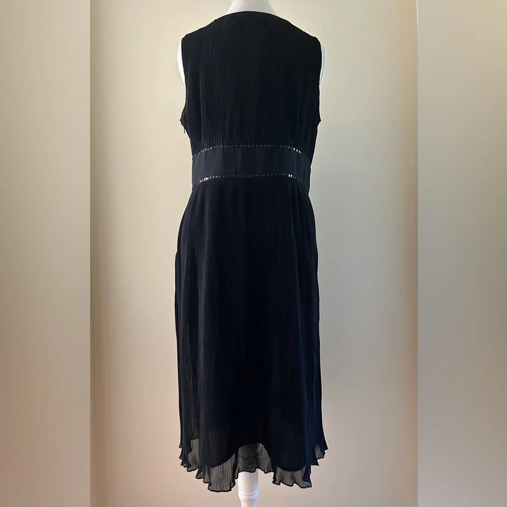 😍BEAUTIFUL Black V-Neck Dress - Picture 2 of 5